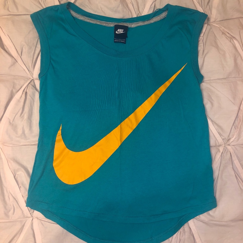 Nike Tank and Shorts Set - Picture 2 of 5